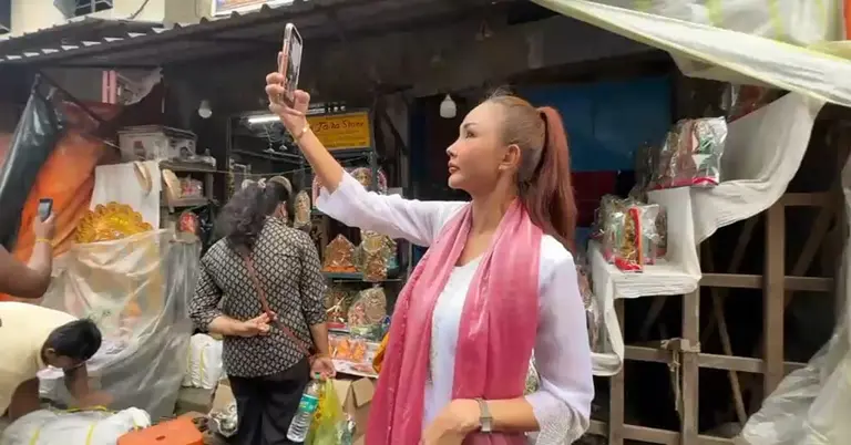 এক নারী ছবি তুলছেন